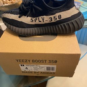 Kids 350 Yeezy size 4